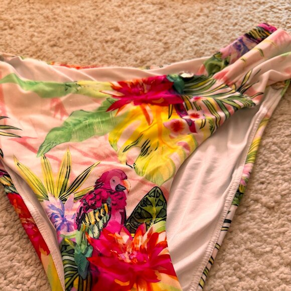 Bikini - Picture 5 of 12